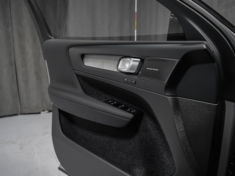 Volvo XC40 Ultra (Dark Theme) 2026-9