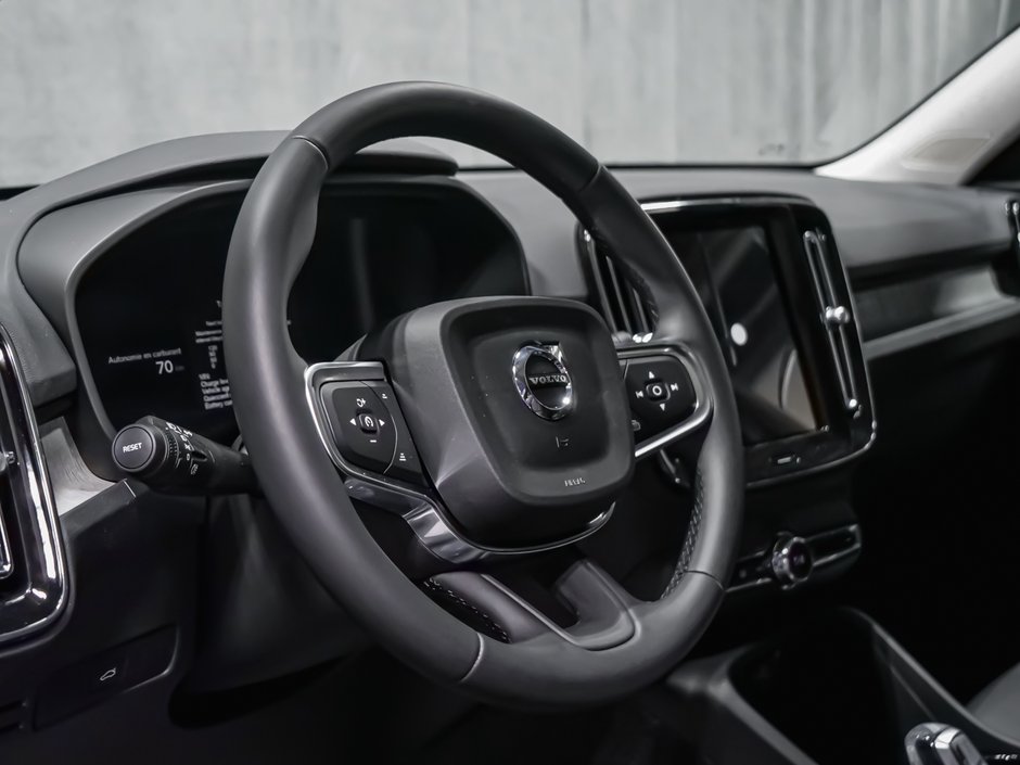 Volvo XC40 Plus (Dark Theme) 2026-8