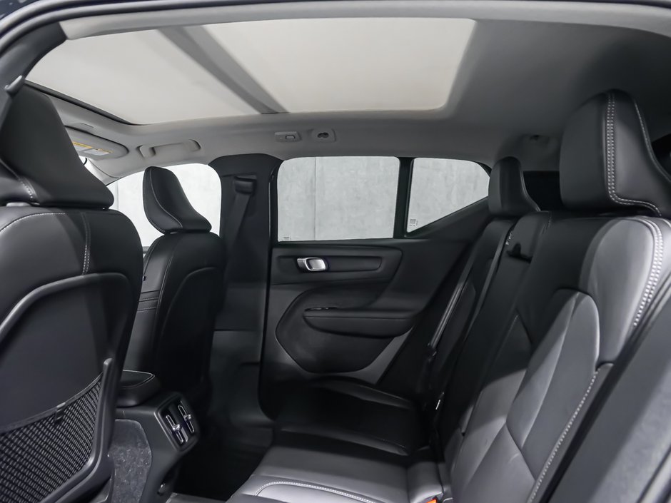 Volvo XC40 Plus (Dark Theme) 2026-11