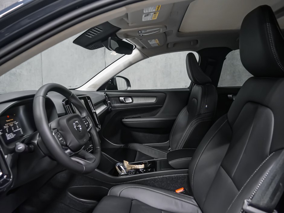 Volvo XC40 Plus (Dark Theme) 2026-10