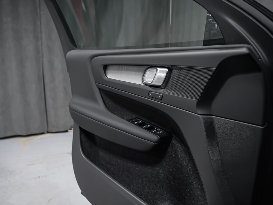 Volvo XC40 Plus (Dark Theme) 2026-9