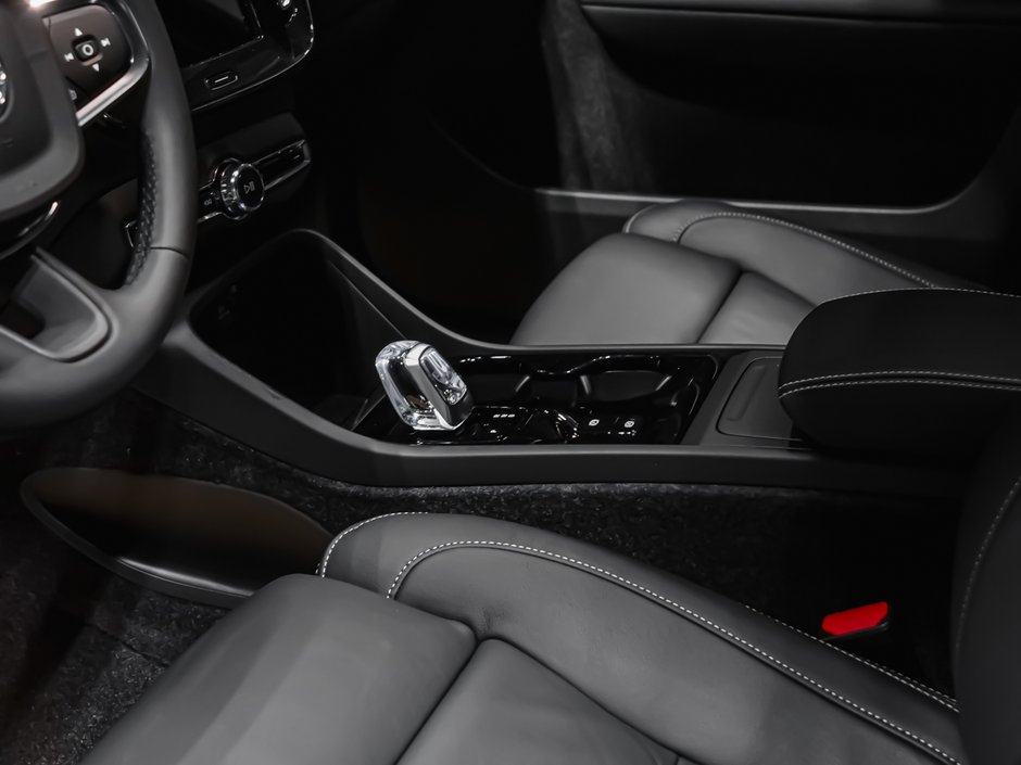 2026 Volvo XC40 Plus (Dark Theme)-7