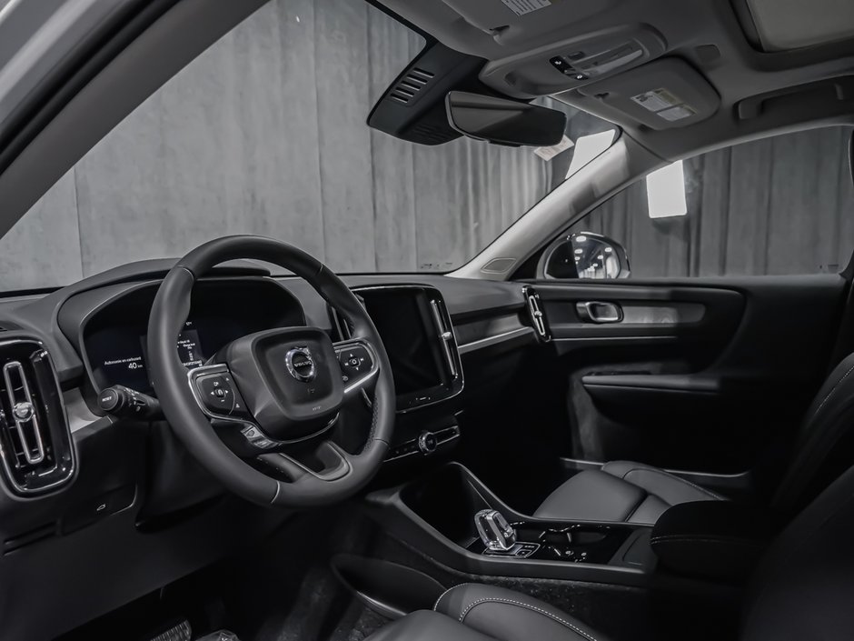 Volvo XC40 Plus (Dark Theme) 2026-6