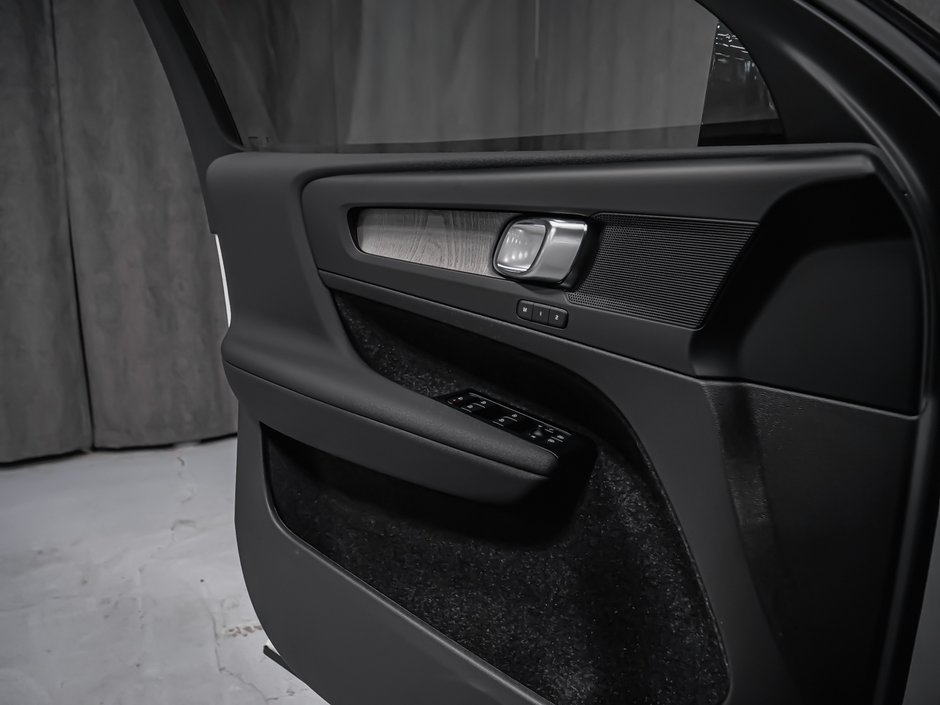 Volvo XC40 Plus (Dark Theme) 2026-9