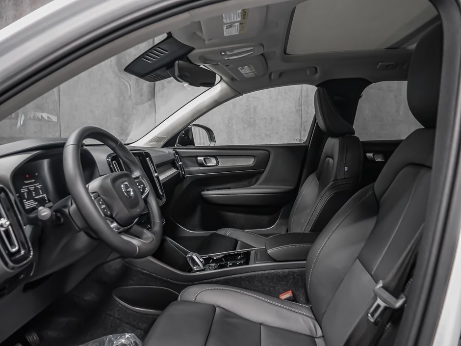 Volvo XC40 Plus (Dark Theme) 2026-10