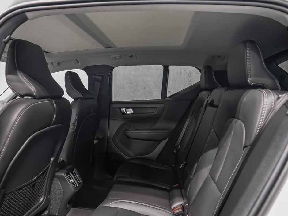 Volvo XC40 Plus (Dark Theme) 2026-11