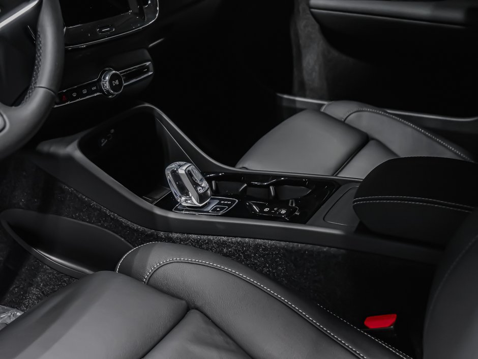 Volvo XC40 Plus (Dark Theme) 2026-7