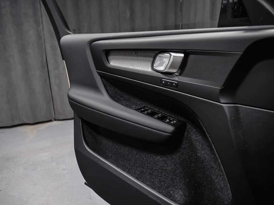 2026 Volvo XC40 Plus (Dark Theme)-9