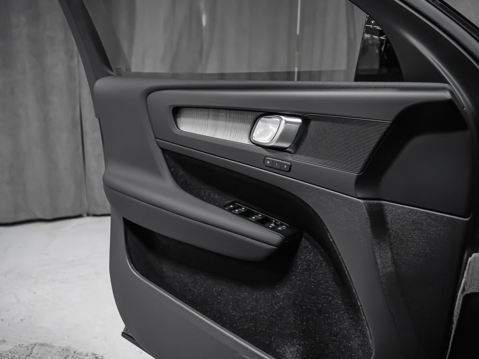 2026 Volvo XC40 Plus (Dark Theme)-9