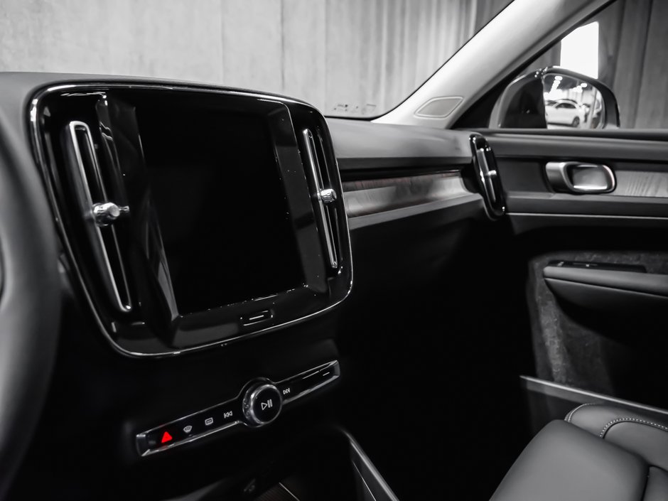 2026 Volvo XC40 Plus (Dark Theme)-10