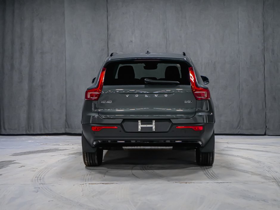 2026 Volvo XC40 Plus (Dark Theme)-5