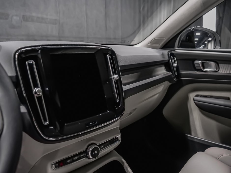 2026 Volvo XC40 Plus (Dark Theme)-10