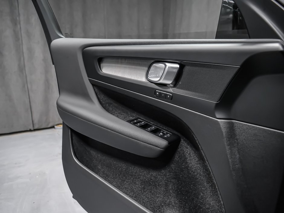 2026 Volvo XC40 Plus (Dark Theme)-9