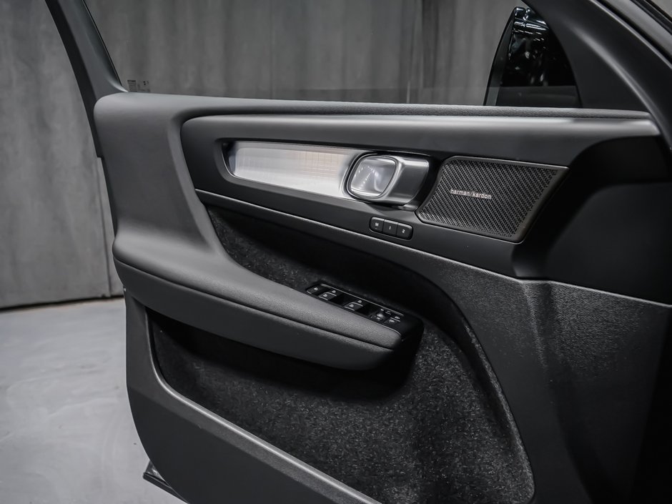 2026 Volvo XC40 Plus (Dark Theme)-8