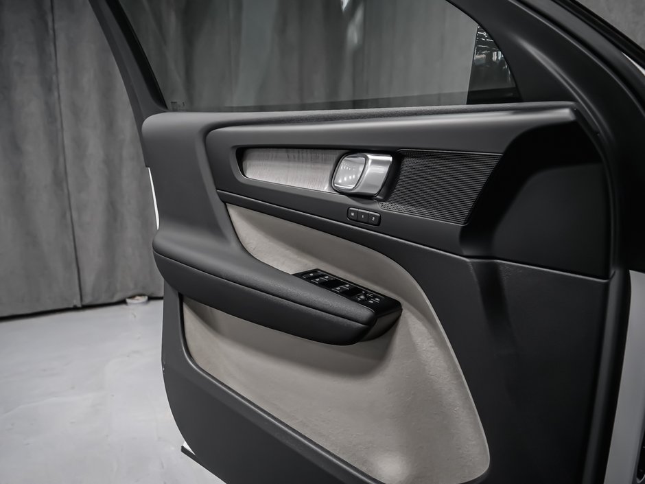 Volvo XC40 Plus (Dark Theme) 2026-7