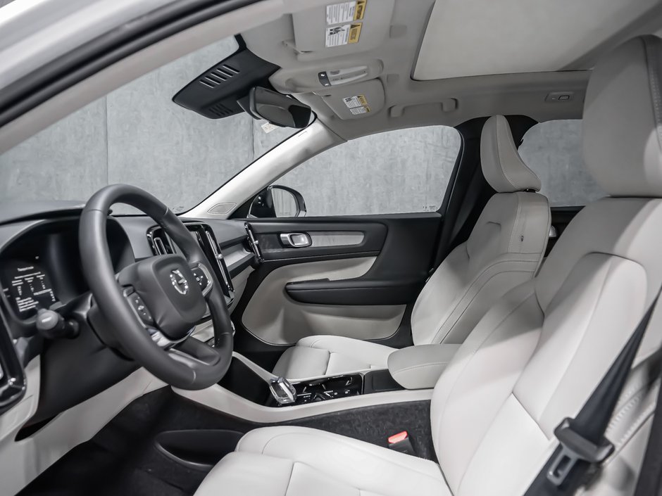 Volvo XC40 Plus (Dark Theme) 2026-8