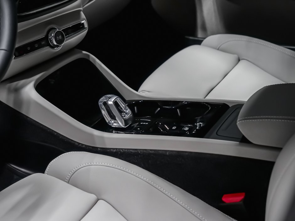 Volvo XC40 Plus (Dark Theme) 2026-5