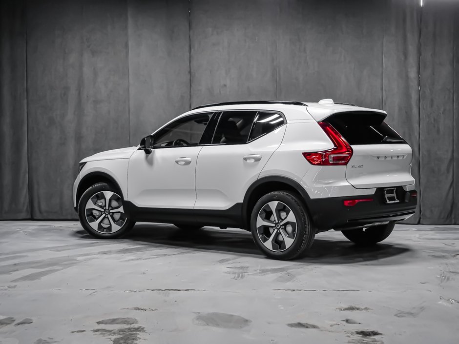 Volvo XC40 Plus (Dark Theme) 2026-2