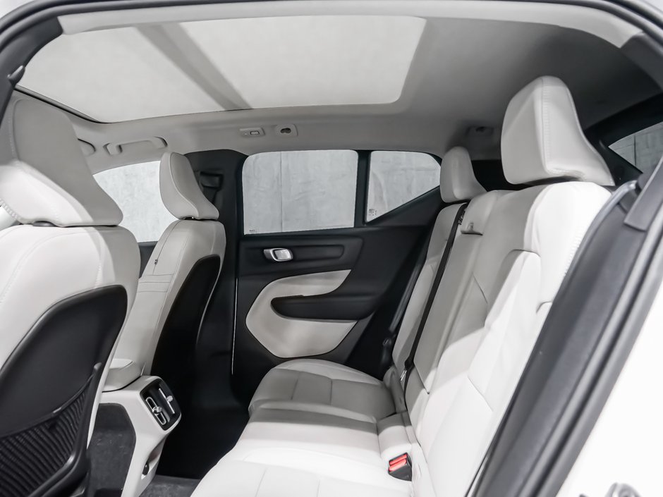 Volvo XC40 Plus (Dark Theme) 2026-9