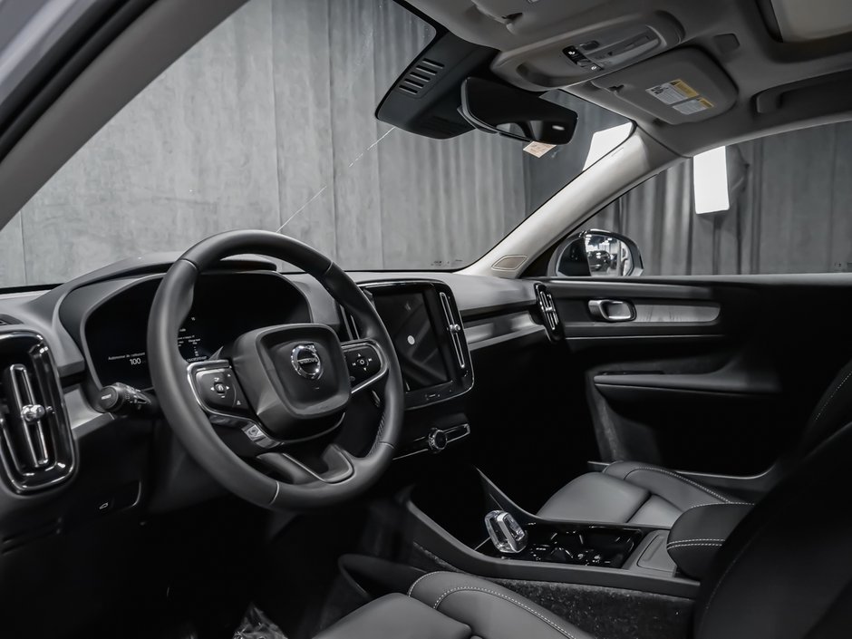 Volvo XC40 Plus Dark Theme 2026-6