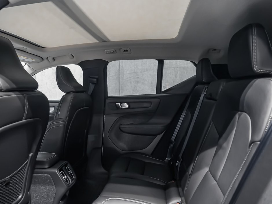 Volvo XC40 Plus Dark Theme 2026-11