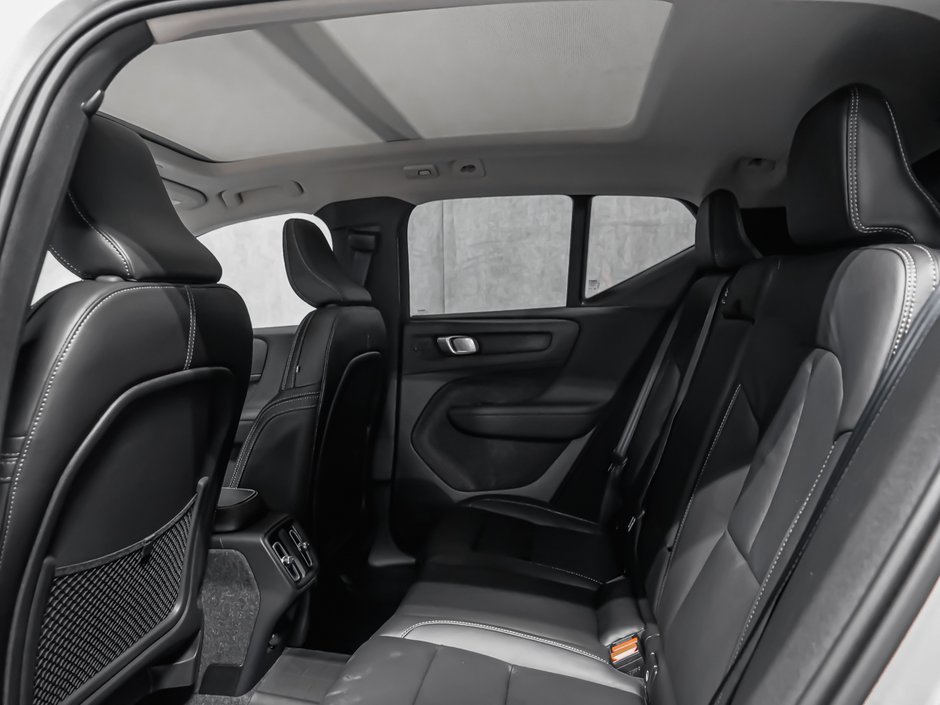 Volvo XC40 Plus (Dark Theme) 2026-10