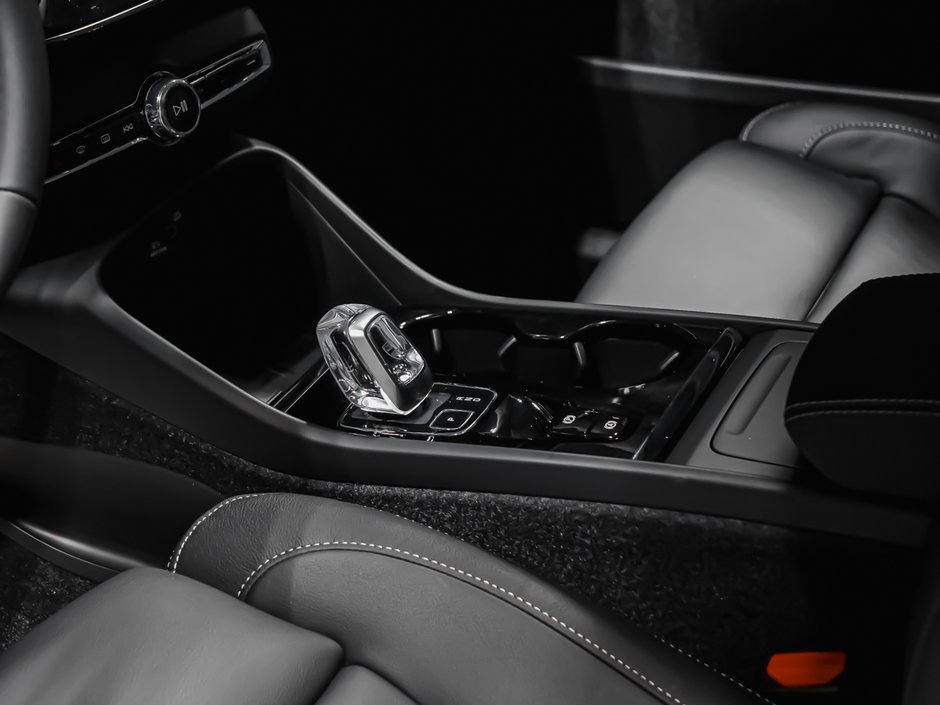 Volvo XC40 Plus (Dark Theme) 2026-7