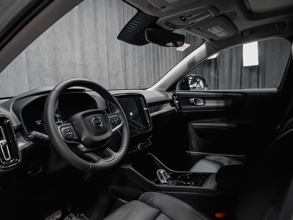 Volvo XC40 Plus (Dark Theme) 2026-6