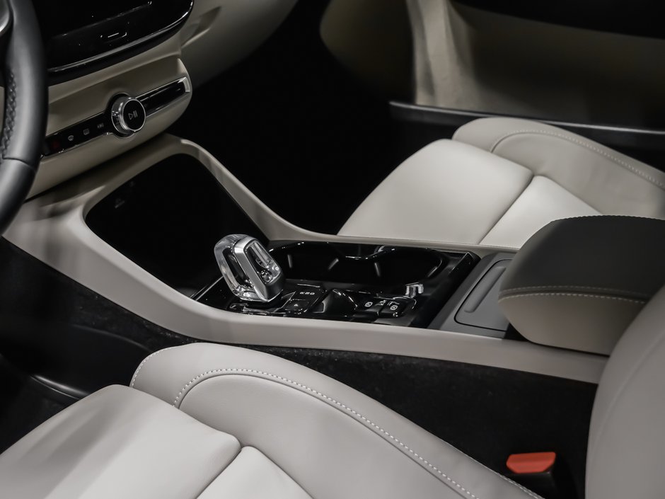 Volvo XC40 Plus Dark Theme 2026-4