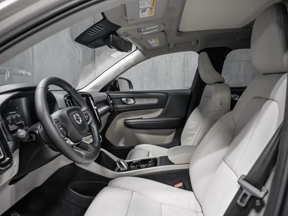 Volvo XC40 Plus Dark Theme 2026-9