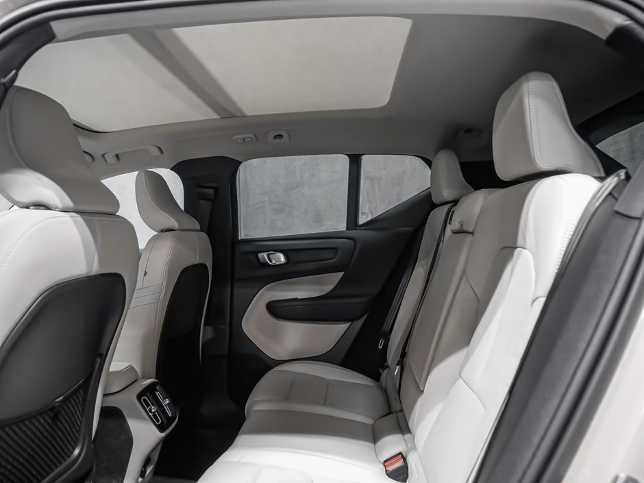 Volvo XC40 Plus Dark Theme 2026-10