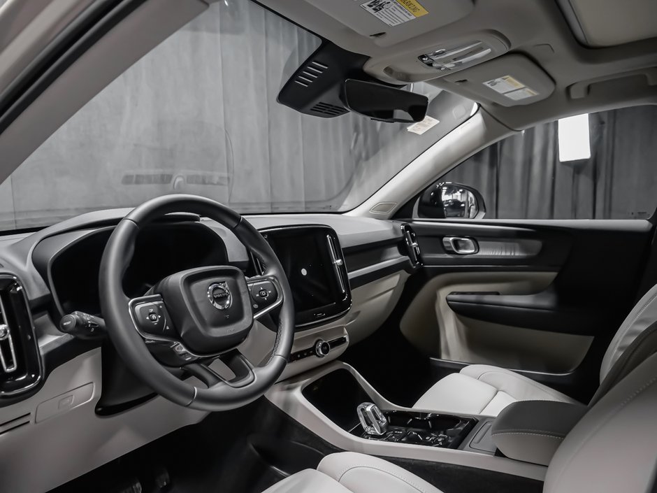 Volvo XC40 Plus Dark Theme 2026-3