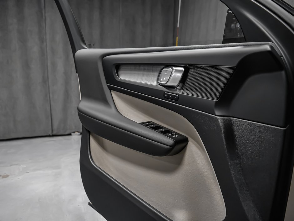 Volvo XC40 Plus Dark Theme 2026-6