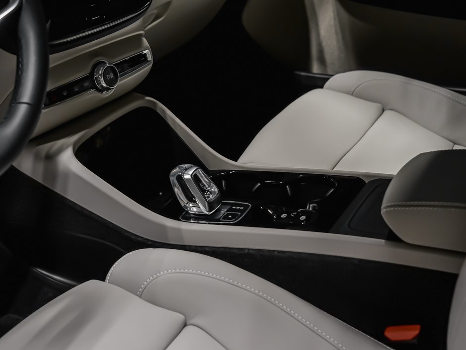 Volvo XC40 Plus Dark Theme 2026-4