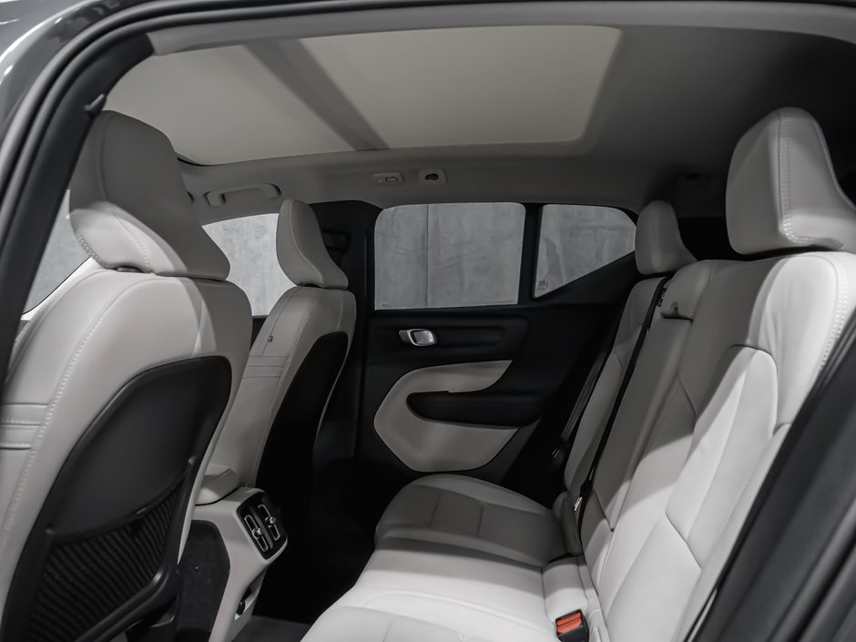 Volvo XC40 Plus Dark Theme 2026-10