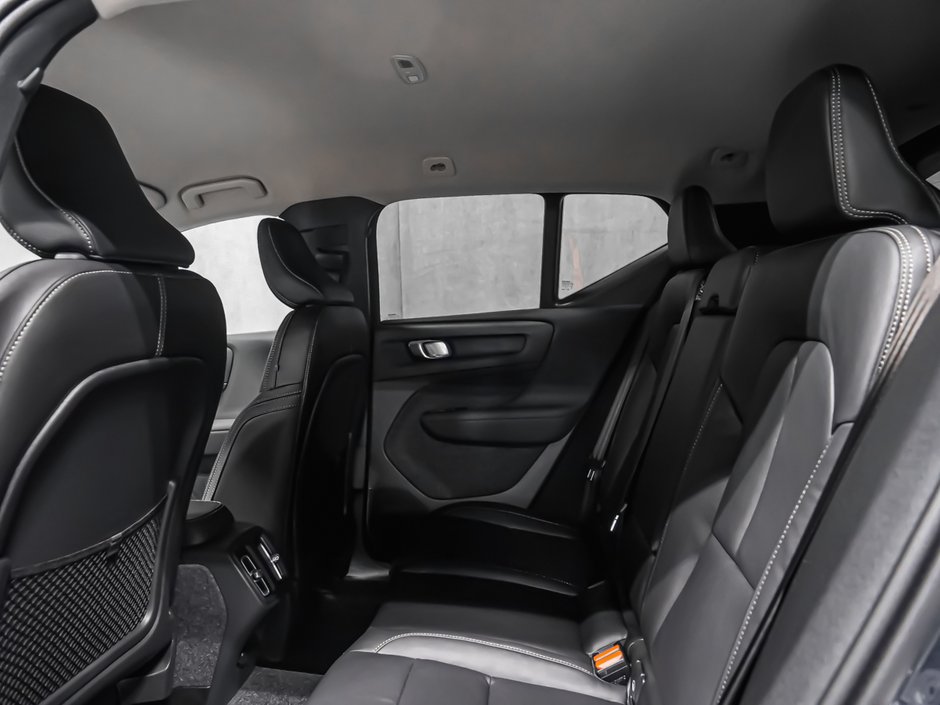 Volvo XC40 Core Dark Theme 2026-10