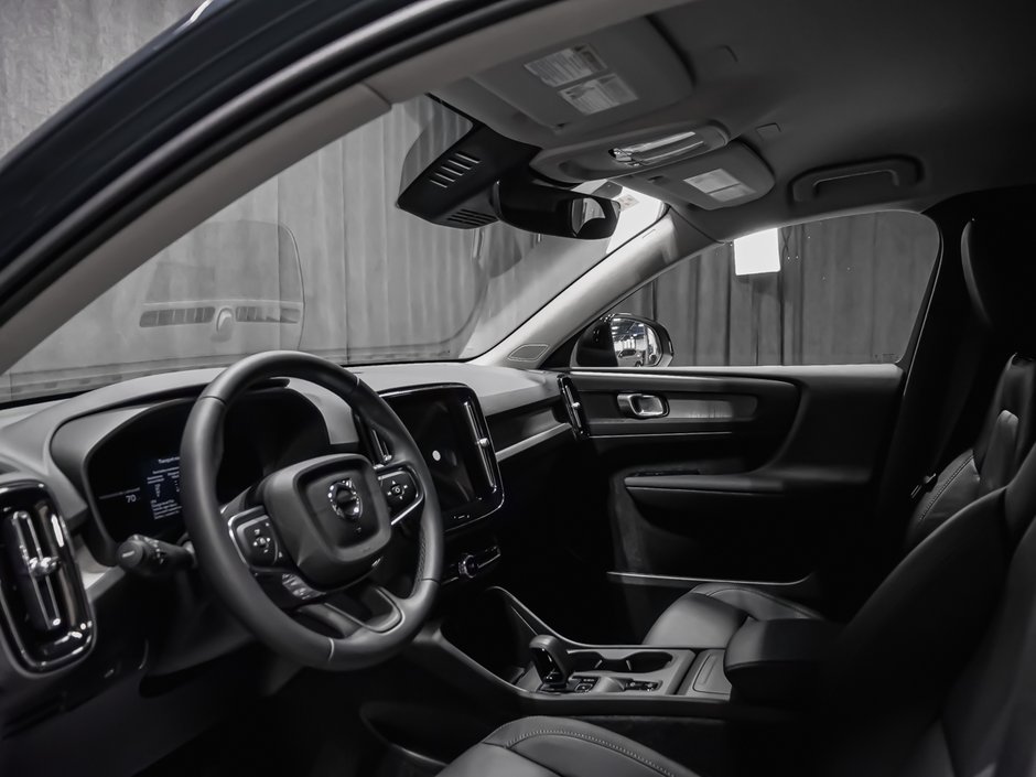 Volvo XC40 Core Dark Theme 2026-5