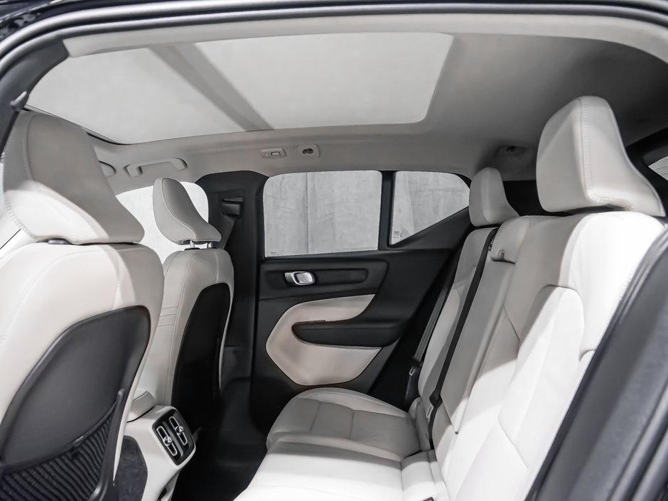 Volvo XC40 Ultra (Dark Theme) 2026-12