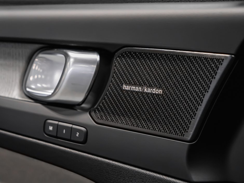 Volvo XC40 Ultra (Dark Theme) 2026-10