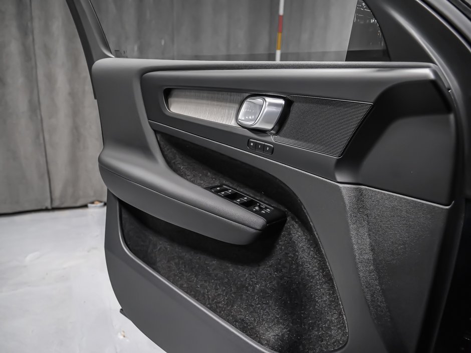 Volvo XC40 Plus (Dark Theme) 2026-8