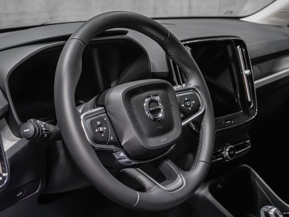 Volvo XC40 Plus (Dark Theme) 2026-7