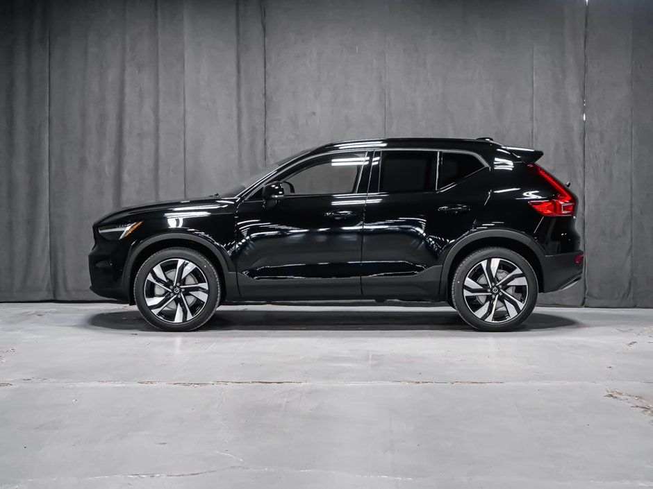 Volvo XC40 Plus (Dark Theme) 2026-2