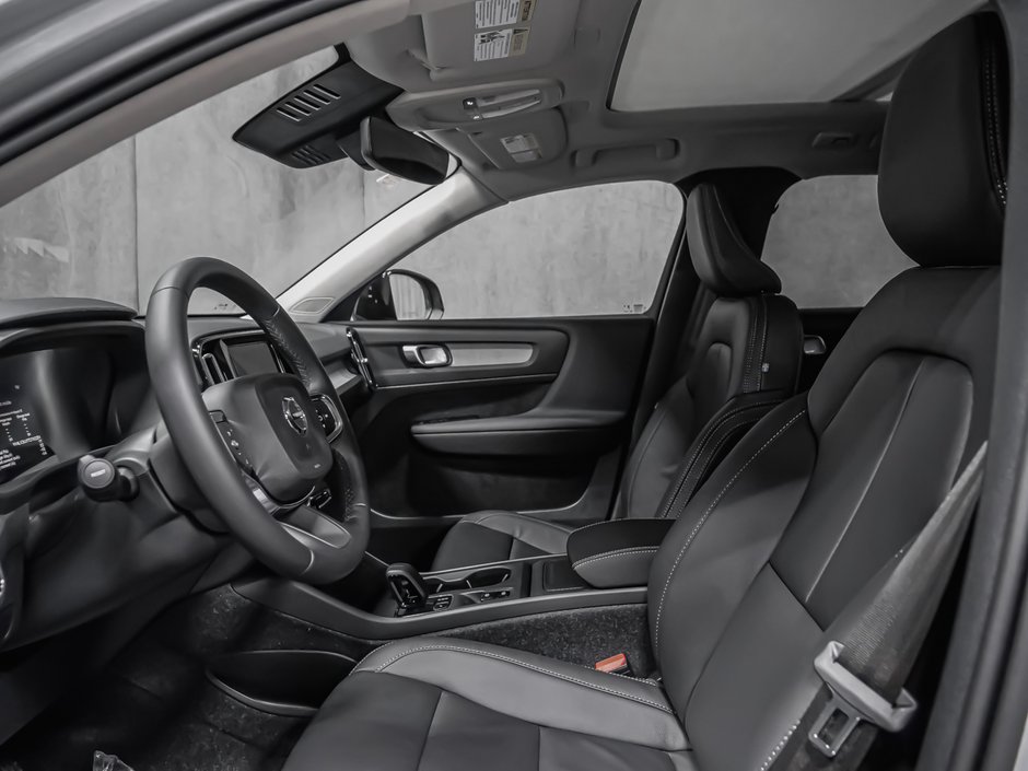 Volvo XC40 Core (Dark Theme) 2026-9