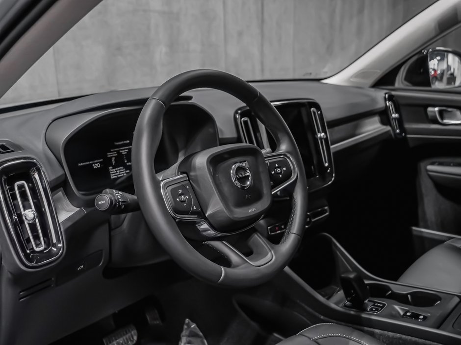 Volvo XC40 Core (Dark Theme) 2026-7