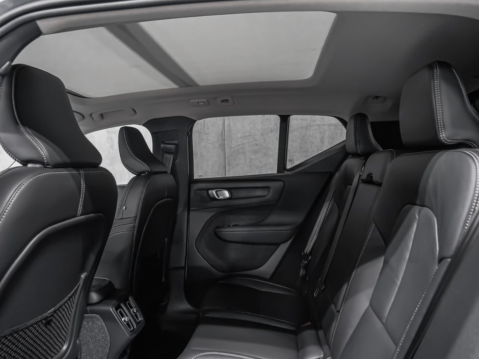 Volvo XC40 Core (Dark Theme) 2026-10