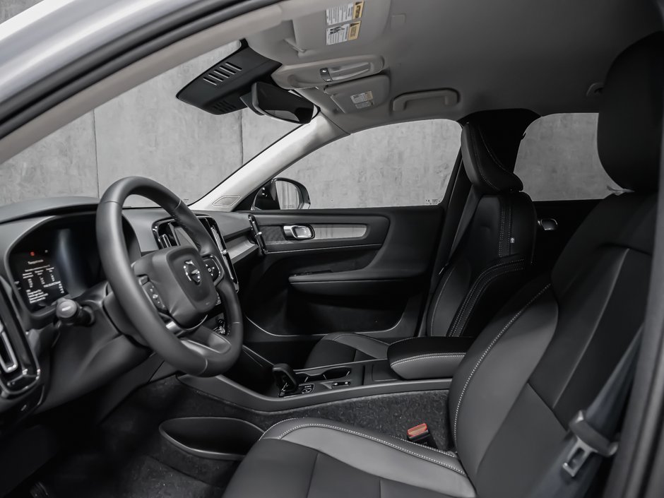 Volvo XC40 Core (Dark Theme) 2026-10