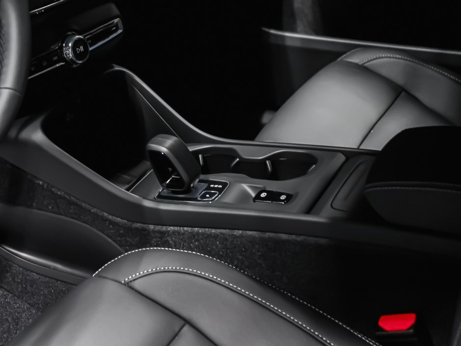 Volvo XC40 Core (Dark Theme) 2026-6