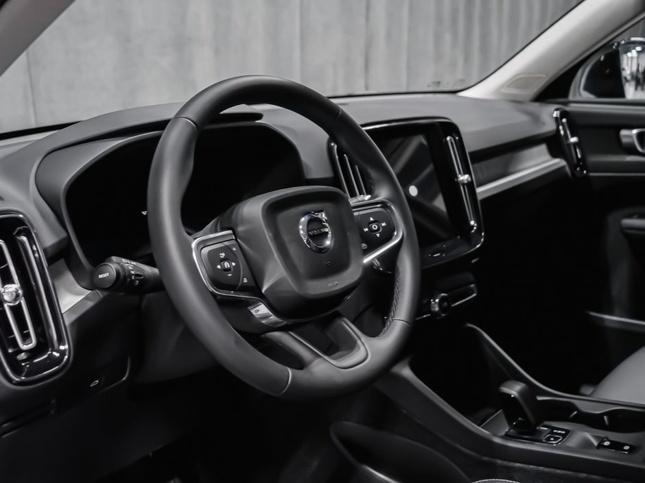 Volvo XC40 Core (Dark Theme) 2026-7