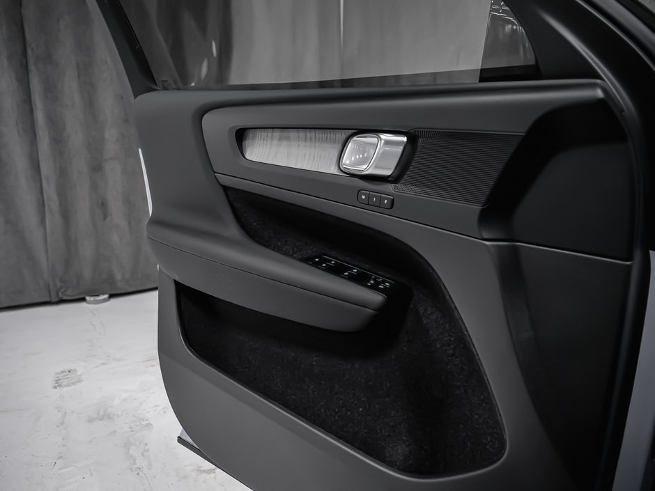 Volvo XC40 Core (Dark Theme) 2026-8
