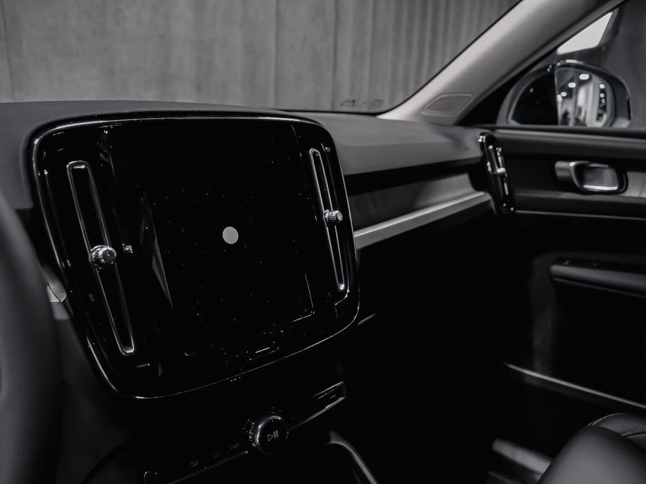 Volvo XC40 Core (Dark Theme) 2026-9